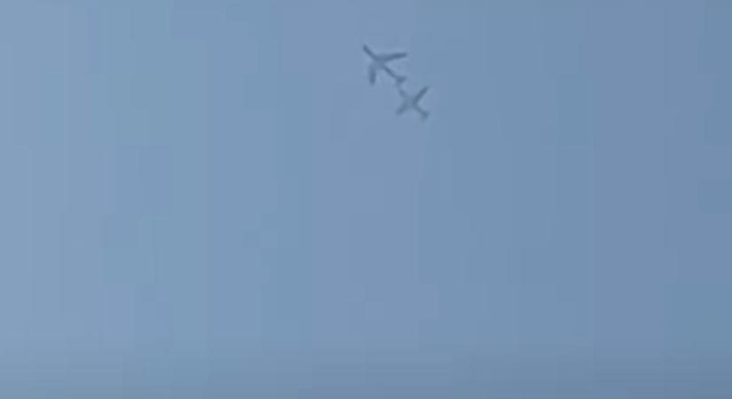 Videón, ahogy légi tankolást hajtanak végre Orosháza felett