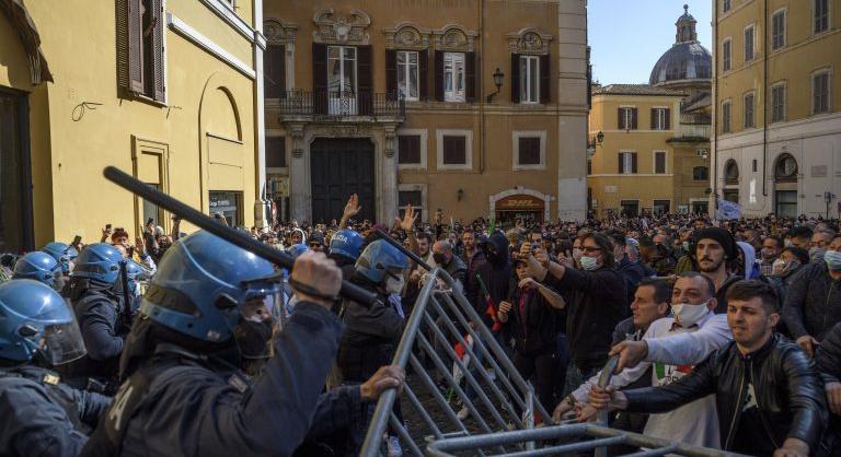 Újranyitásért tüntetnek az elkeseredett római vendéglátósok