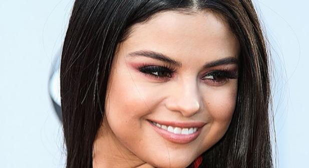 Ijesztő fotók: vérfagyasztó jelmezben forgatott Selena Gomez