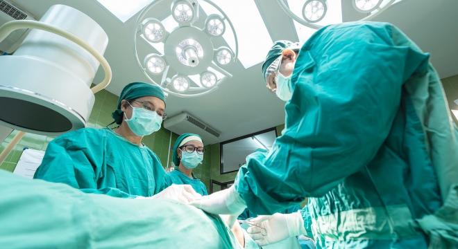 Élő donoros tüdőátültetést végeztek egy koronavírusos betegen
