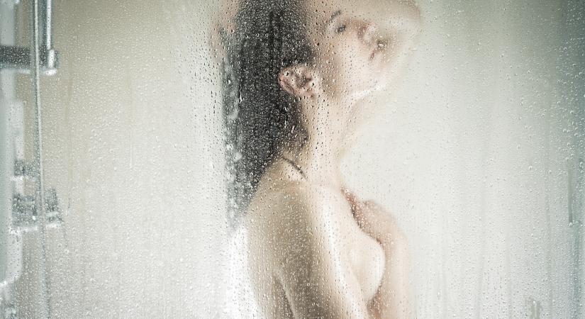 Minden nap hideg vízzel zuhanyozott a nő, ez történt a testével – Fotó