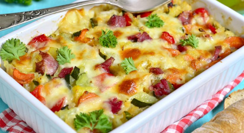 Tejszínes, zöldséges rakott krumpli: sok sajttal és sonkával még finomabb