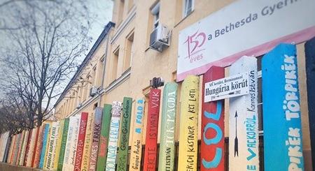Könyvespolccá változott a Bethesda kerítése
