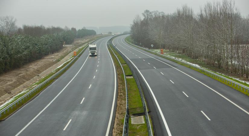 Új magyar fejlesztés épült az M7-es mellett, ilyet még nem láthattak az autósok