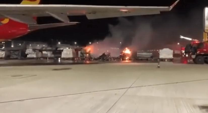Lángra lobbant a reptéren a Vivo mobilszállítmány – Videó