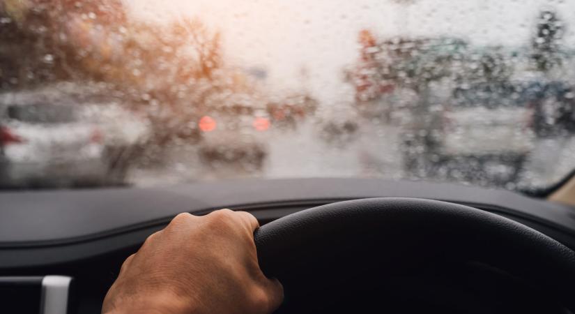 Az időjárás miatt fokozott óvatosságra inti a rendőrség a sofőröket
