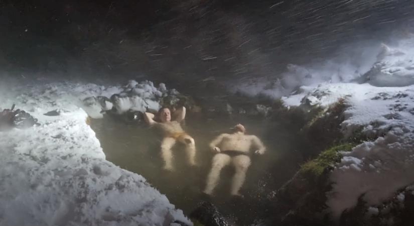 Milyen lehet egy izlandi hóvihar közepén a szabadban fürdőzni?