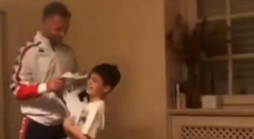 Cristiano Ronaldo mezével lepte meg a fiát az olasz válogatott focista - videó