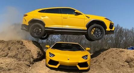Videón, ahogy egy youtuber a Lamborghini Aventadorja felett ugratott át egy Urusszal