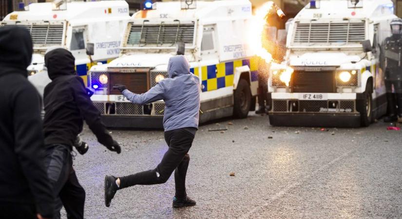 30 év után utcai harcok törtek ki Észak-Írországban