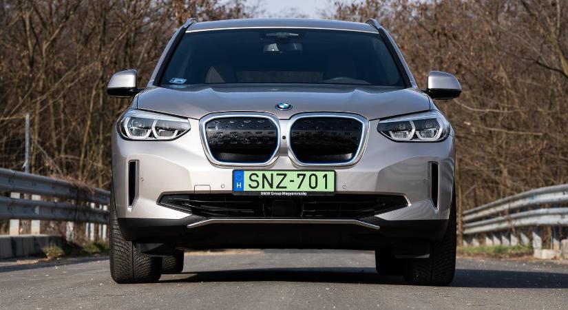 Rossznak kéne lennie, mégis imádom - Videó: BMW iX3 2021