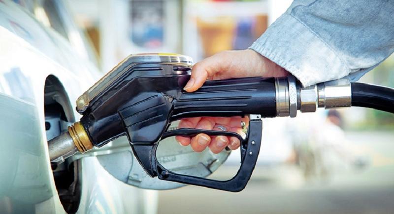 Benzinár: 338 forint, gázolajár: 351 forint péntektől a magyar kutakon