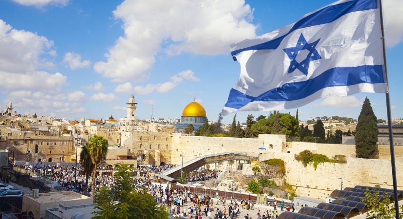 Izrael megnyitja kapuit a beoltott turisták előtt