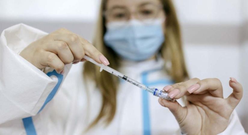 Éjfél után fog megérkezni az újabb orosz vakcinaszállítmány Budapestre
