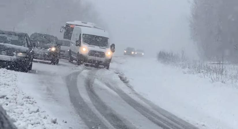 Az ország egy részén olyan havazás van, hogy autók, buszok akadtak el