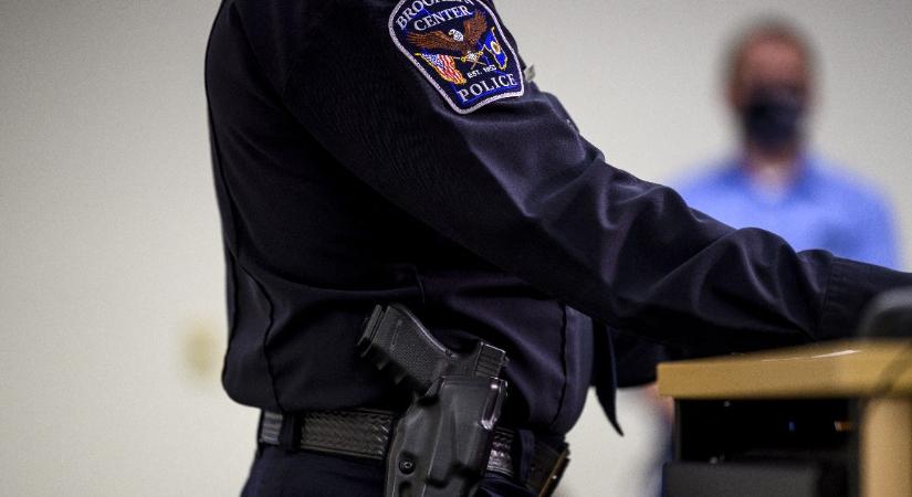 Felmondott a rendőr, aki sokkoló helyett pisztollyal lőtt le egy fekete fiatalt
