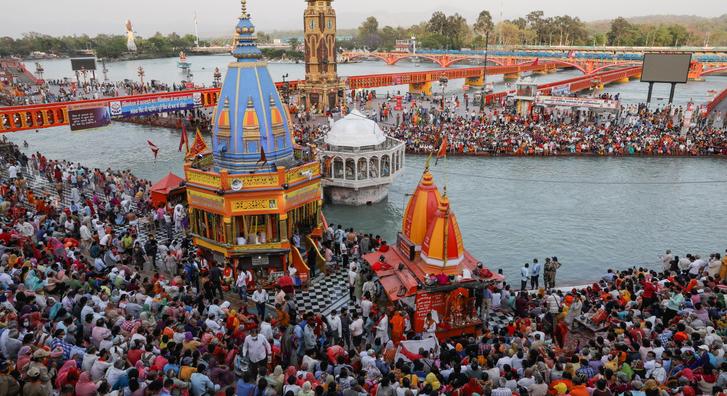Több százezer hindu gyűlt össze fürdeni a Gangesz folyónál