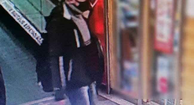 Debreceni bevásárlóközpontban lopott ez a férfi