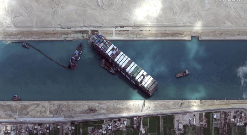 A Szuezi-csatornán kialakult dugó kiugró környezetszennyezést okozott