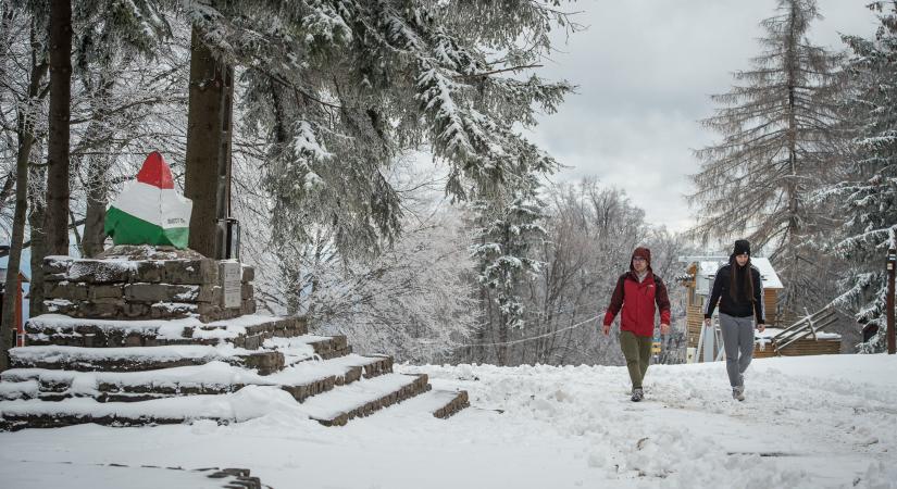 Szánkózni is lehetett: gyönyörű fotókon a hóval borított Kékestető