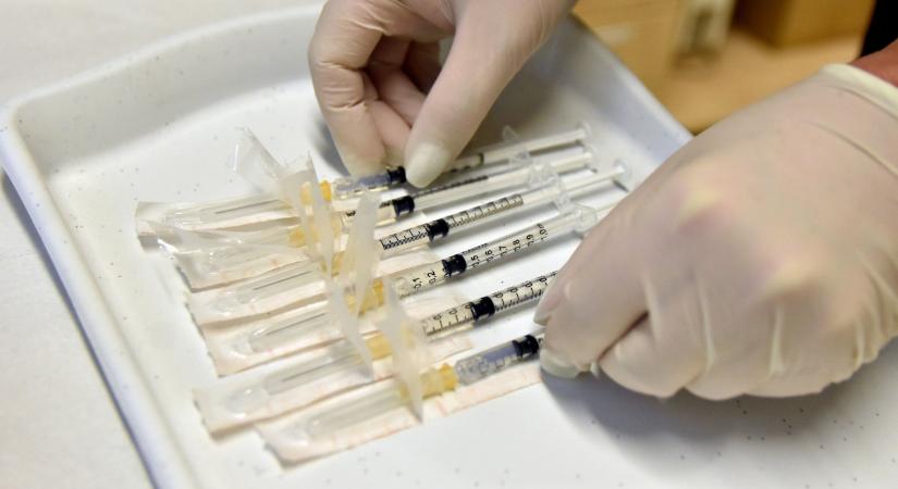 Írországban kitolnák a második Pfizer-vakcina beadását
