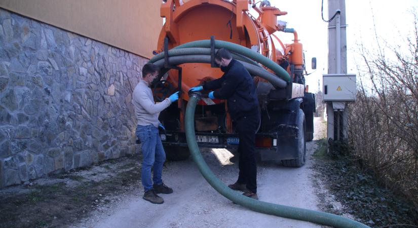Zsírlabdák, mobilok, székek – kollégánk szennyvízbegyűjtőnek állt Esztergomban