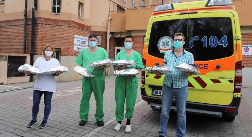 A kézilabdacsapat is segíti az egészségügyi dolgozókat Csongrádon