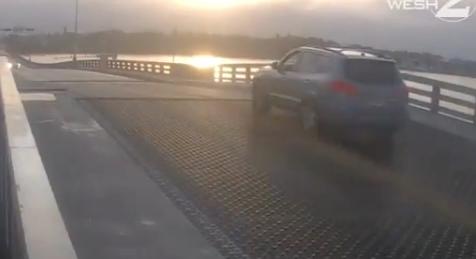 Ilyen nem csak a filmekben van, felnyíló hídon ugratott a sofőr Floridában – videó