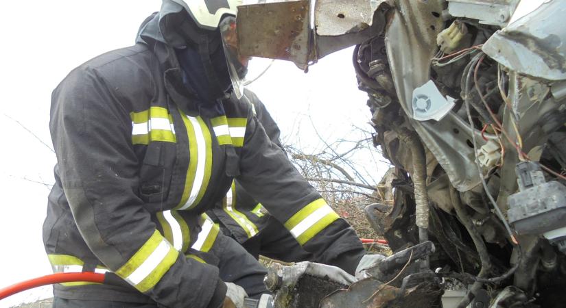 Két súlyos balesethez is vonultak a tűzoltók Füzesabony térségében (fotó)