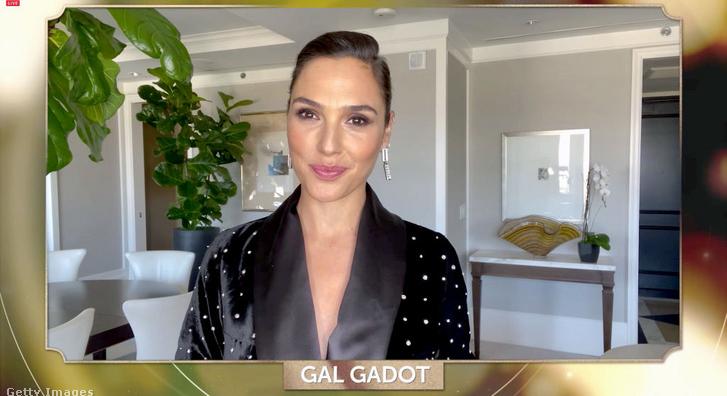 Gal Gadot egy díj átvétele alkalmából posztolt várandós képet magáról