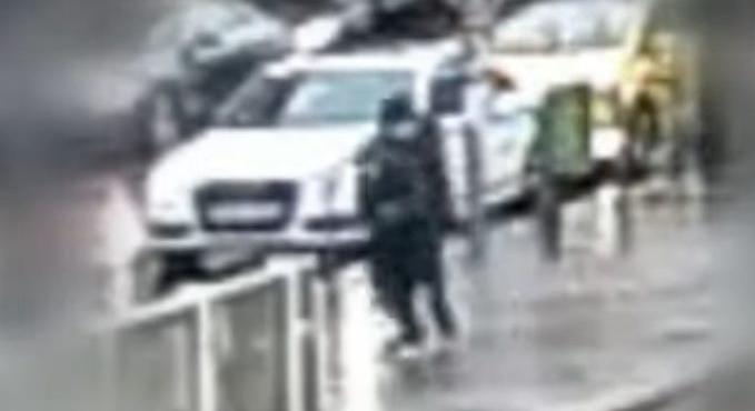 Videón, ahogy küzd a kirablójával egy idős férfi a Corvinnál lévő villamosmegállóban