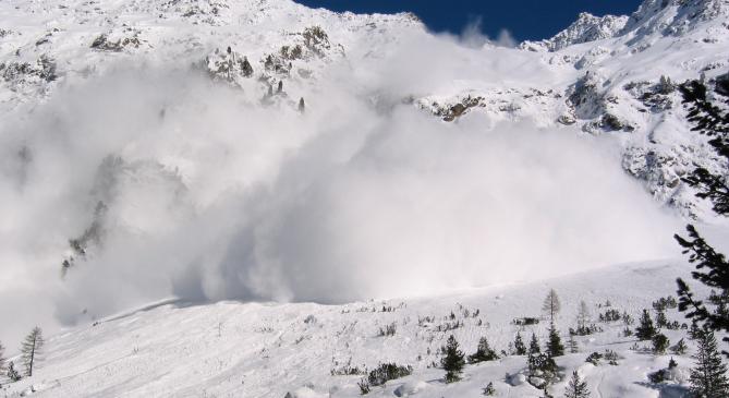 Hatalmas lavina zúdult le az Alpokban