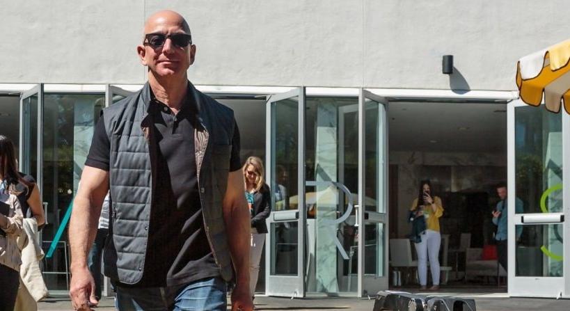 Jeff Bezos meghajolt a munkavállalói panaszok előtt