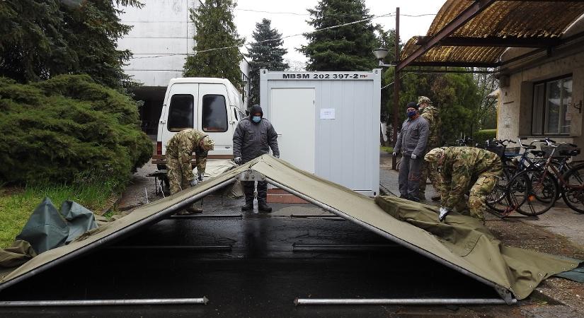 Katonai sátrat telepítettek a jászberényi kórházhoz