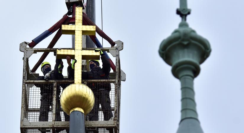 Ipari alpinisták javították a mosoni templom keresztjét – Fotók
