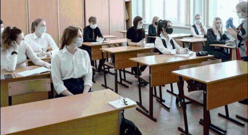 Fehérneműre vetkőztette tanulóit egy ukrán tanítónő