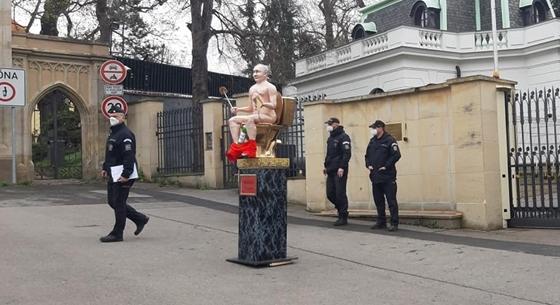 Pucér putyint ültettek arany wc-re a prágai orosz nagykövetség előtt