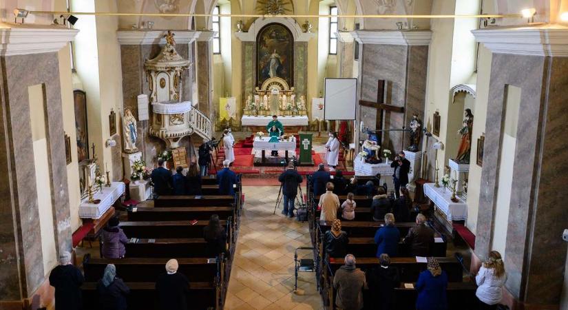 Holnaptól ismét tartanak nyilvános miséket a katolikus templomokban