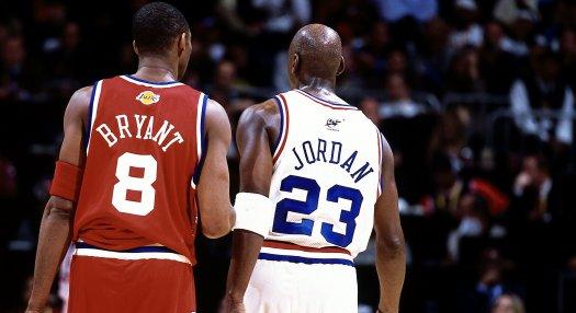 Michael Jordan avatja be Kobe Bryantet a Hírességek Csarnokába