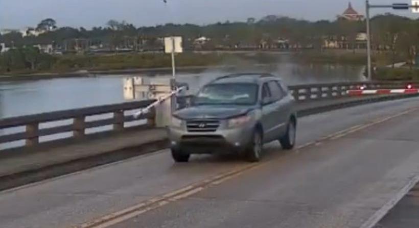 Éppen nyíló hídon ugratott át a Hyundai, csak minek – videó
