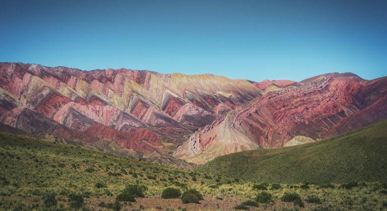 Öt csodálatos hegy, ami a szivárvány színeiben pompázik