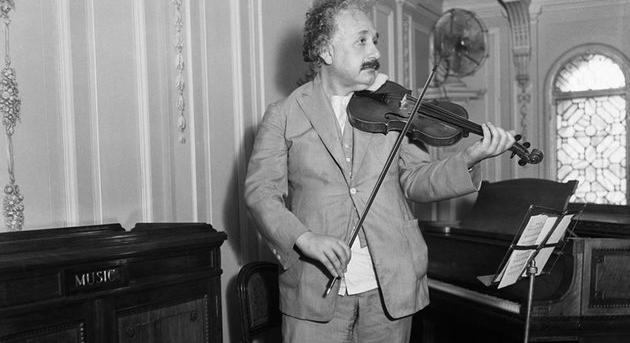 Gomba, eper és zellerpuncs: Albert Einstein, az ínyenc, aki a hajvágásnak már nem volt a rajongója