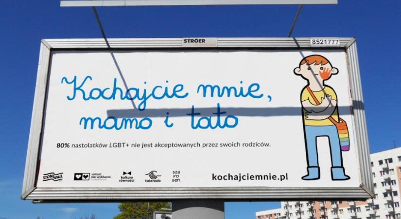 Óriásplakátok kérik a lengyel szülőket, fogadják el LMBTQ gyerekeiket