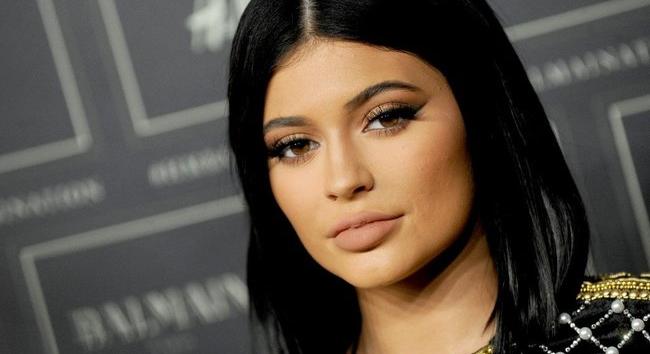 Hűha: Kylie Jenner kipakolta nem mindennapi domborulatait – videó