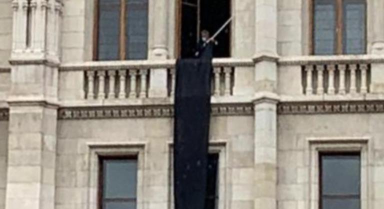 Kitűzte a fekete zászlót az Országházra a DK