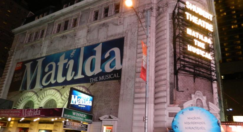 Broadway-plakátokkal támogatják a színházi világ rászorultjait