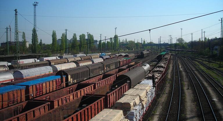 Új vasútvonal épülhet Győr és Cegléd közt