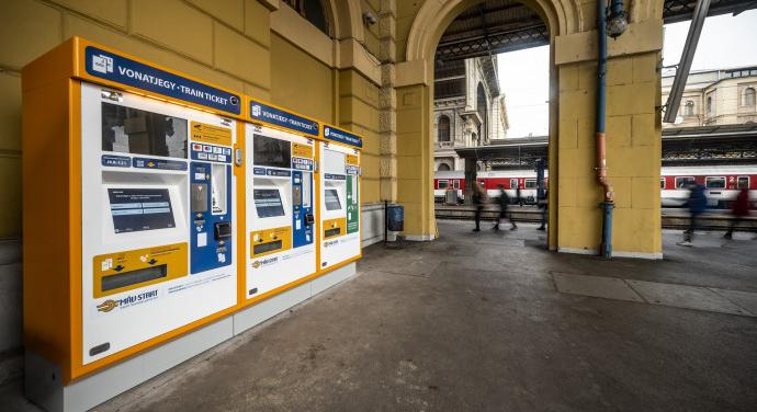 A ceglédi és az újszászi vasútvonalon is új automatákat telepítenek