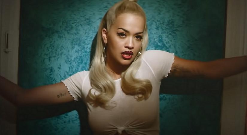 Szinte kiesnek Rita Ora mellei extraszexi, testre simuló ruhájából