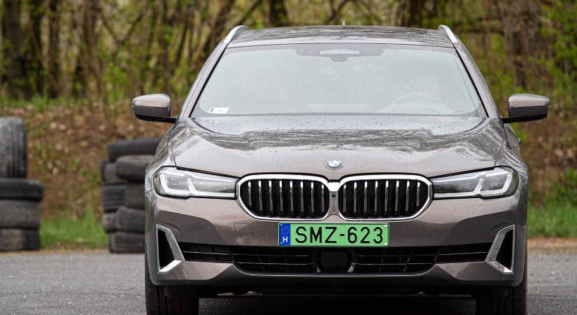 Szép és jó az 5-ös hibrid, de ennek az autónak egy dízel kell - Teszt: BMW 530e xDrive Touring Luxury Line – 2021.